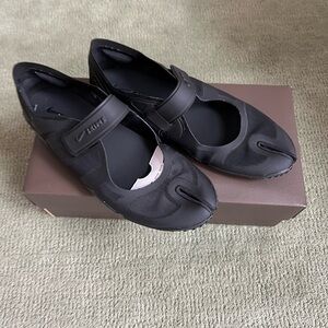 Nike Skims Air Rift Tabis Size 5.5